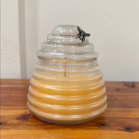 NEW Vintage PartyLite Beehive Shaped Honey Scented Candle with Bee Accent - Picture 1 of 5